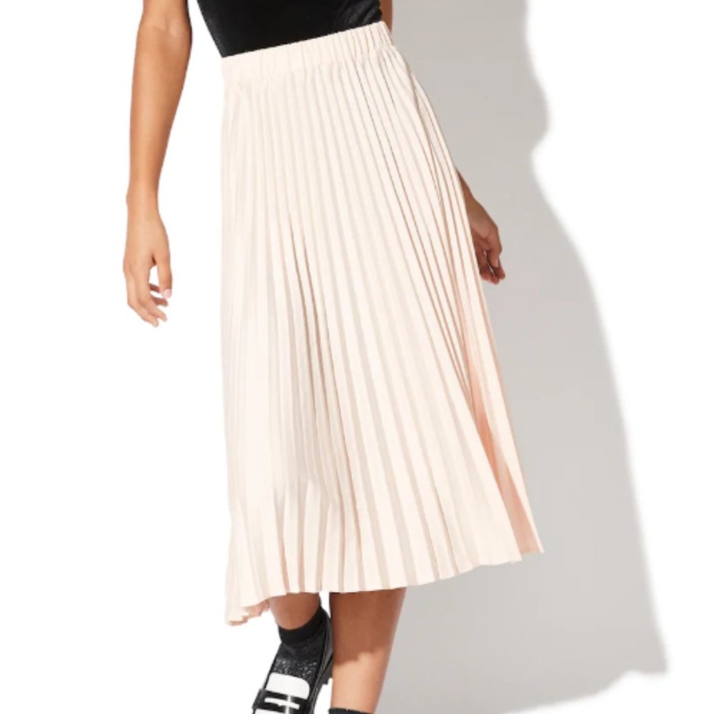 BNWT Blush Pink Pleated Skirt, Size XL